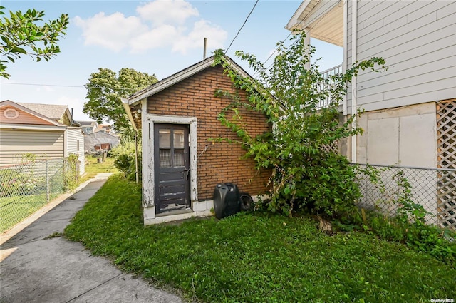 view of outdoor structure with a yard