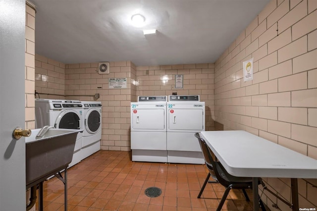 laundry area with light tile patterned floors and independent washer and dryer