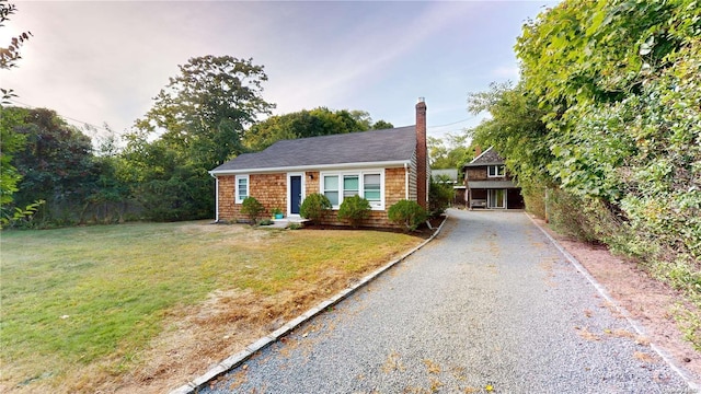 view of front of property featuring a front yard