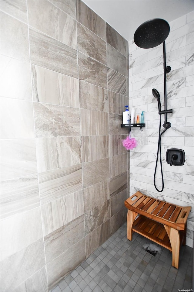 bathroom featuring tiled shower