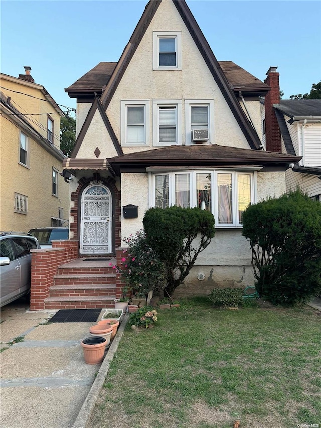 view of front of property featuring a front yard and cooling unit