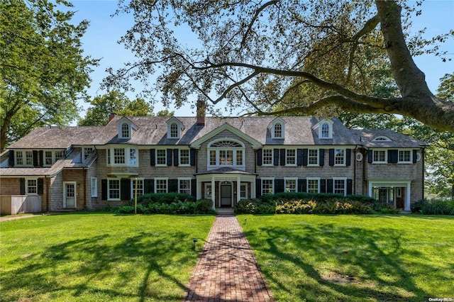 view of front of house featuring a front lawn