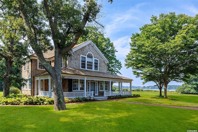 view of front facade featuring a porch and a front lawn