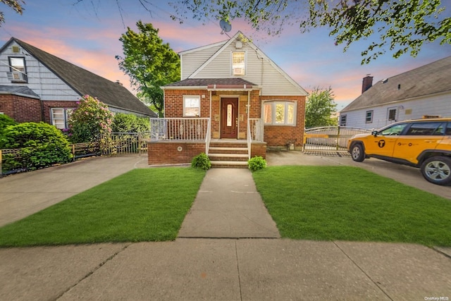 view of front facade featuring a yard