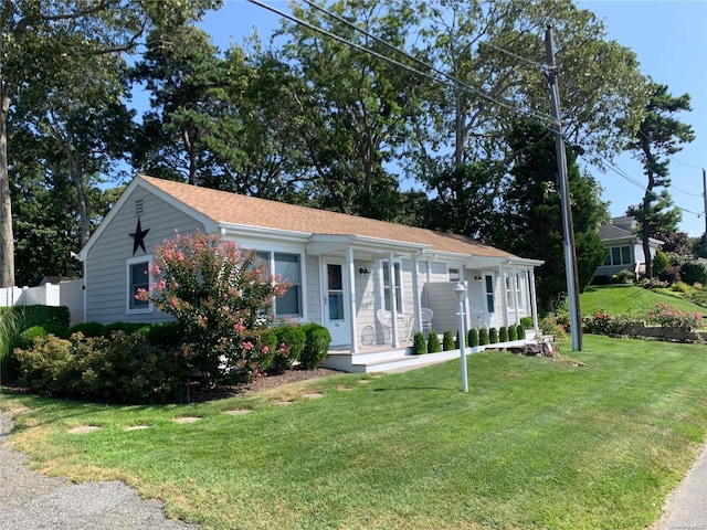 view of front facade featuring a front yard