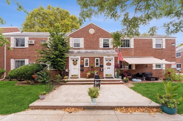 view of front facade featuring a front lawn