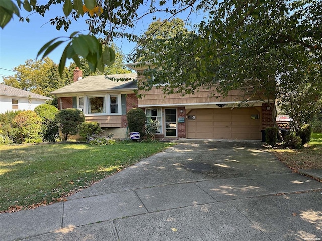 view of front of property featuring a front yard and a garage