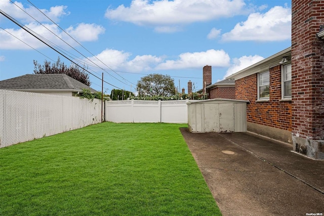 view of yard with a shed