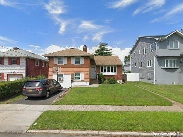 view of front of house featuring a front lawn