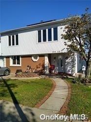 view of front of property featuring a front yard