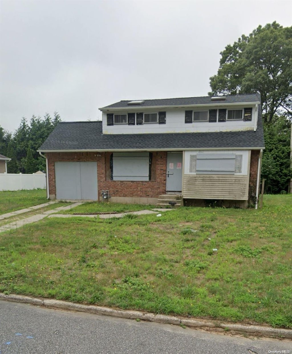 view of front of house with a front lawn