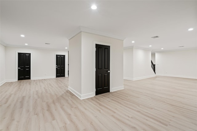 unfurnished room featuring recessed lighting, crown molding, light wood-style flooring, and baseboards