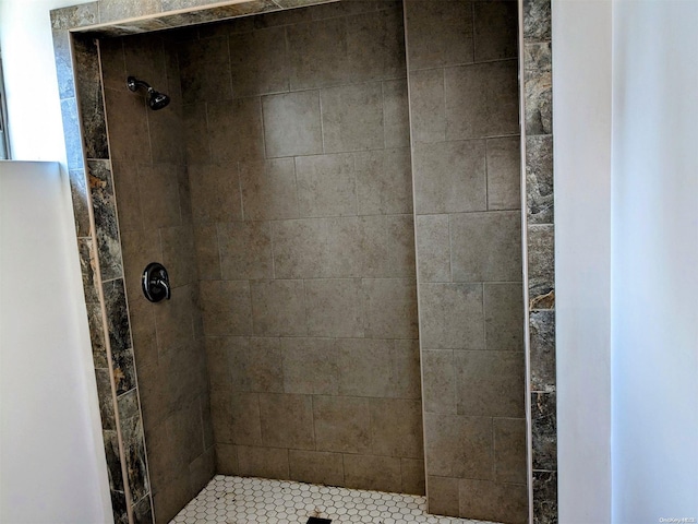 bathroom featuring a tile shower