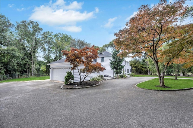 view of front of property featuring a front yard