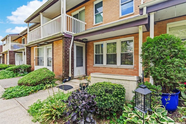 property entrance featuring a balcony