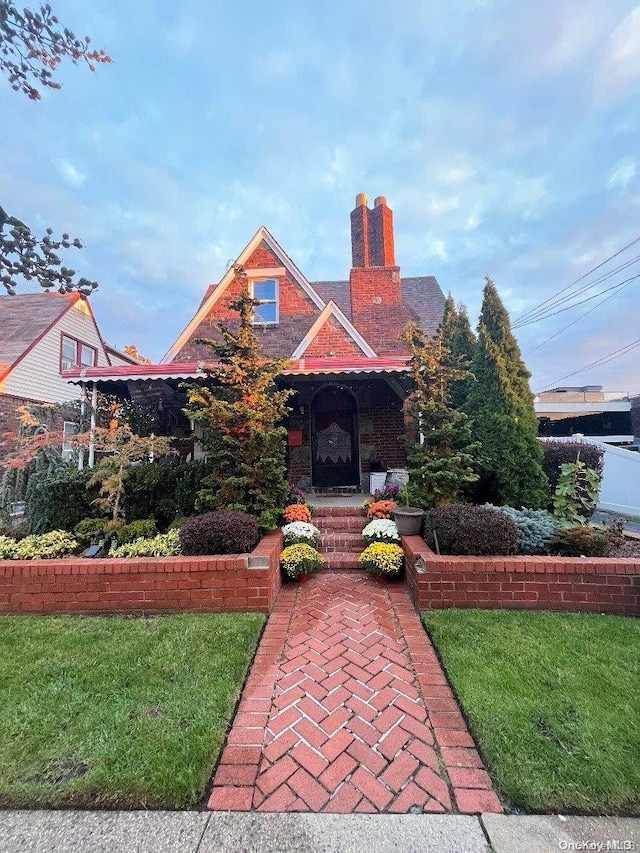 view of front of property featuring a front lawn