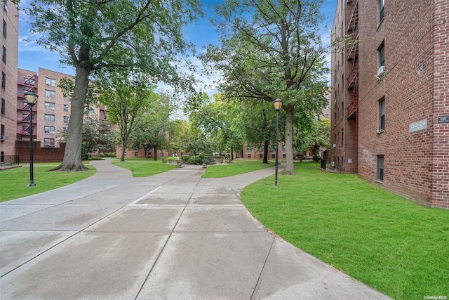 view of property's community featuring a lawn