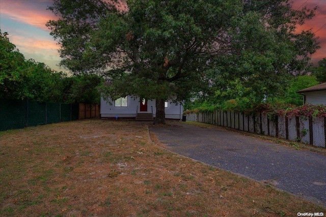 view of yard at dusk