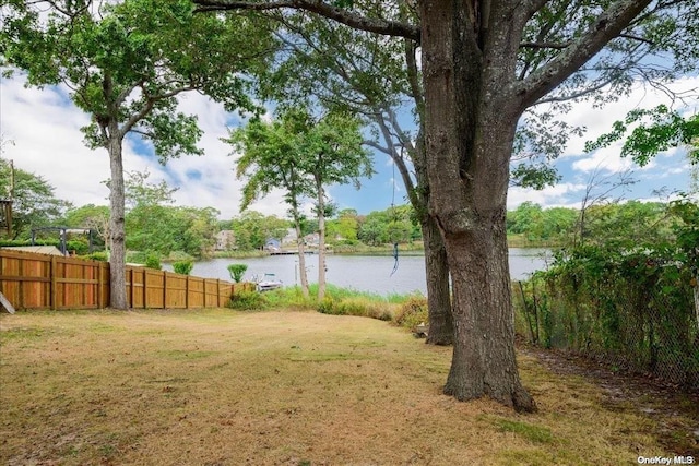 view of yard featuring a water view