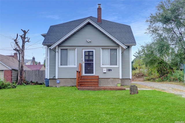 bungalow-style house featuring a front lawn