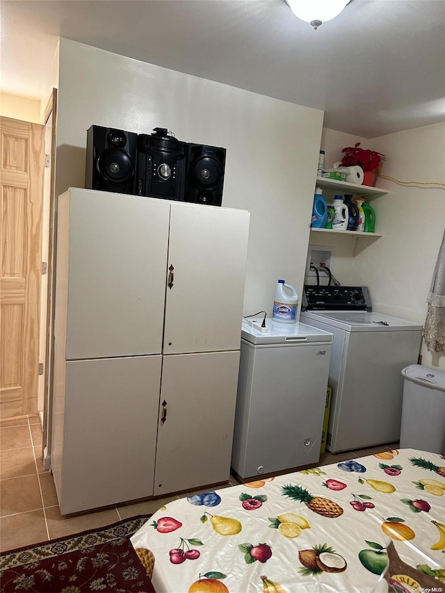 laundry room featuring light tile patterned floors and washing machine and clothes dryer