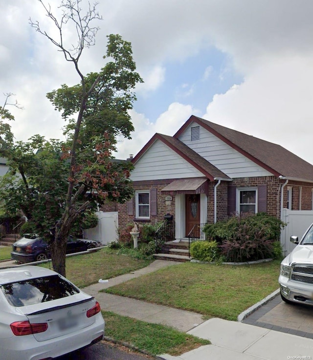 view of front of house featuring a front yard