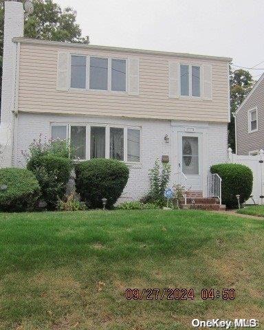 view of front of house with a front yard