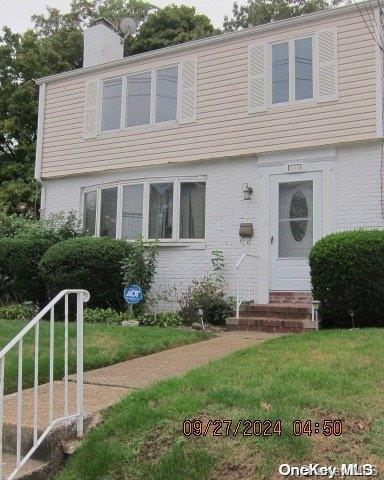 view of front of home featuring a front yard