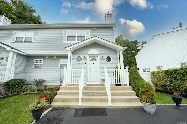 view of front of home featuring a front yard