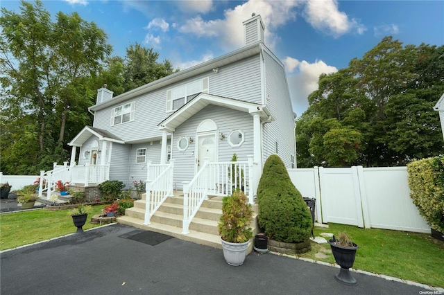 view of front of property with a front yard