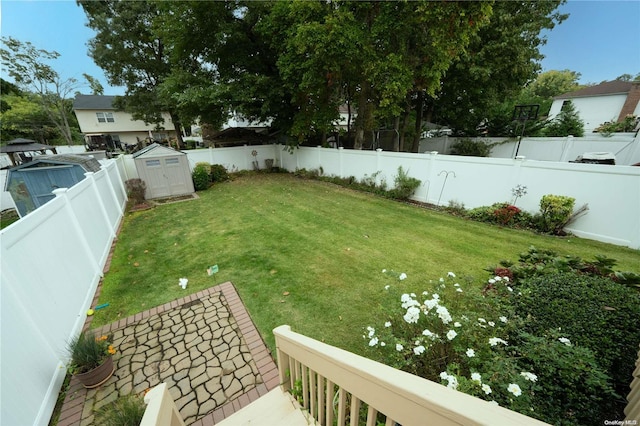 view of yard featuring a storage unit