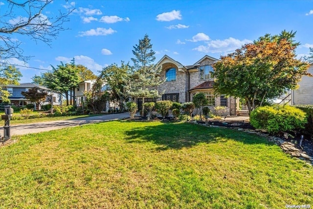 view of front facade featuring a front yard