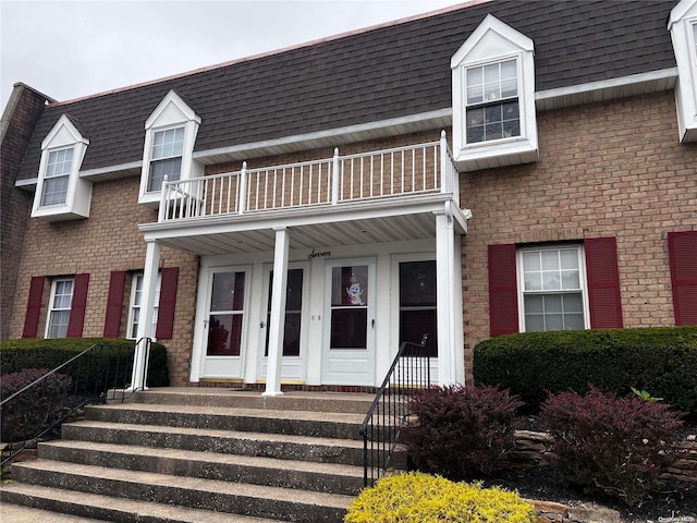 view of front facade featuring a balcony