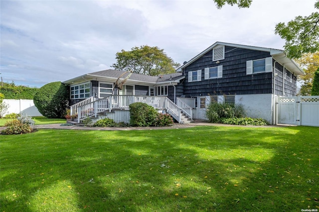 view of front facade featuring a front lawn