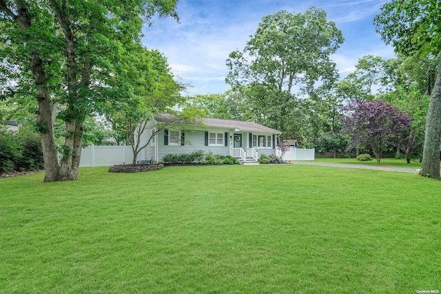 view of front facade featuring a front yard