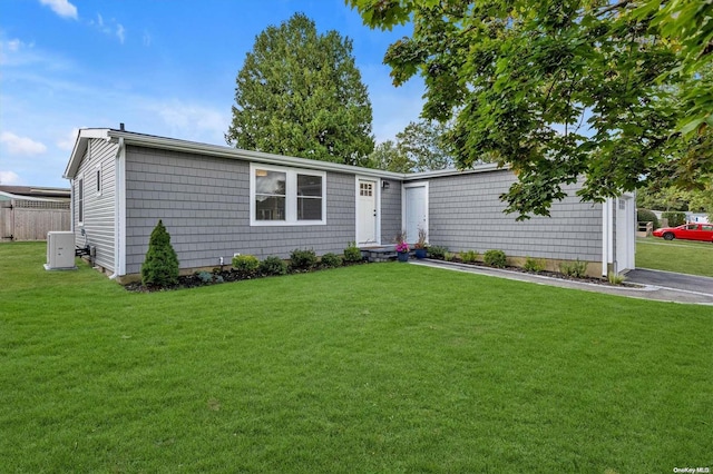 view of front of house featuring a front yard