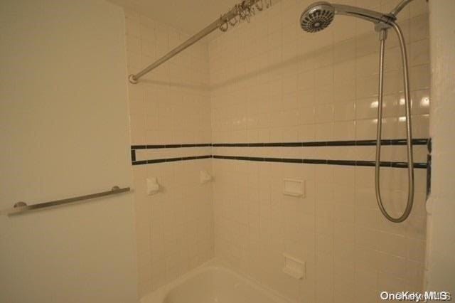 bathroom with tiled shower / bath combo