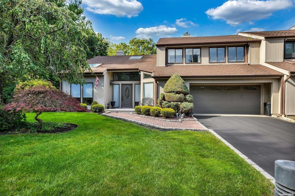 view of front facade featuring a front yard and a garage