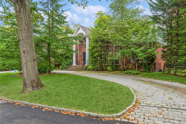 view of front of home featuring a front yard