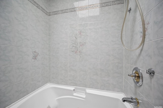 bathroom with tiled shower / bath combo