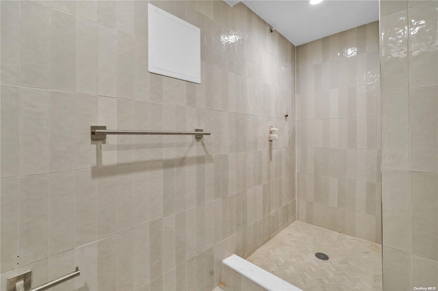 bathroom featuring tiled shower