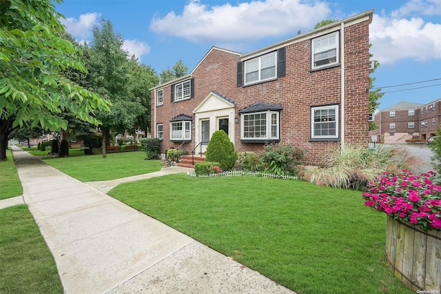 view of front of property featuring a front lawn