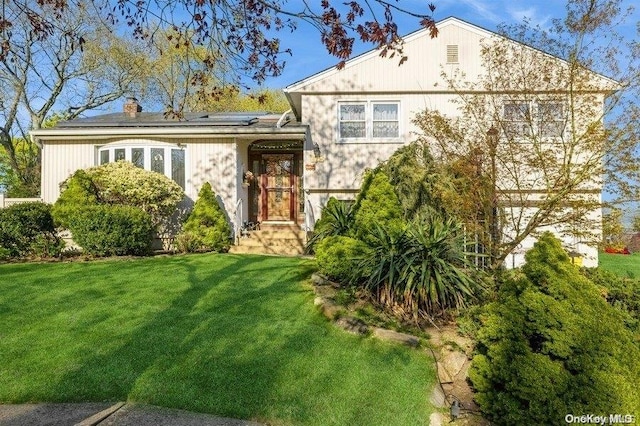 view of front facade with a front yard