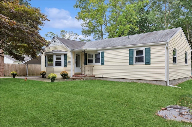 view of front of house featuring a front lawn