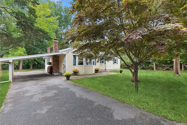 view of front of home featuring a front lawn and a carport