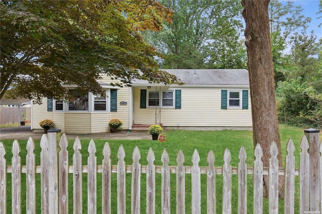 view of front facade with a front lawn