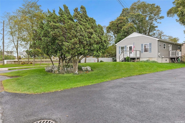 view of front of house featuring a front lawn