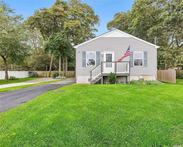 view of front facade with a front yard