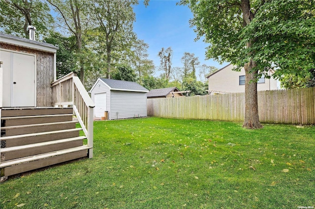 view of yard featuring an outdoor structure