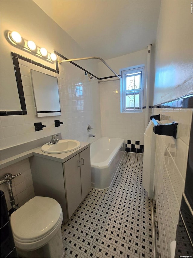 full bathroom featuring decorative backsplash, vanity, tile walls, toilet, and tiled shower / bath